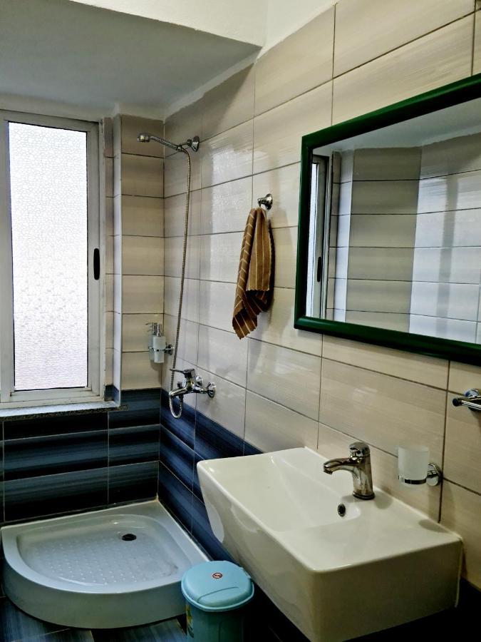 2v1 - 21 Dhjetori Am Apartamento Tirana